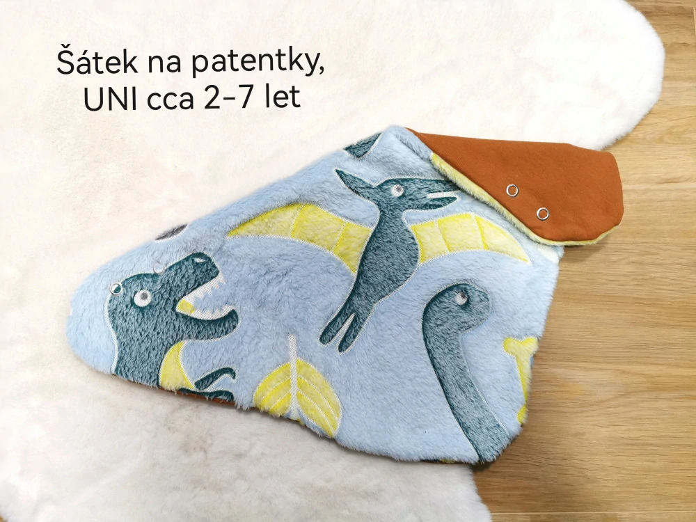 zateplený dvouvrstvý šátek na patentky - DINOSAUŘI, hnědé podšití - UNI (cca 2-6let)