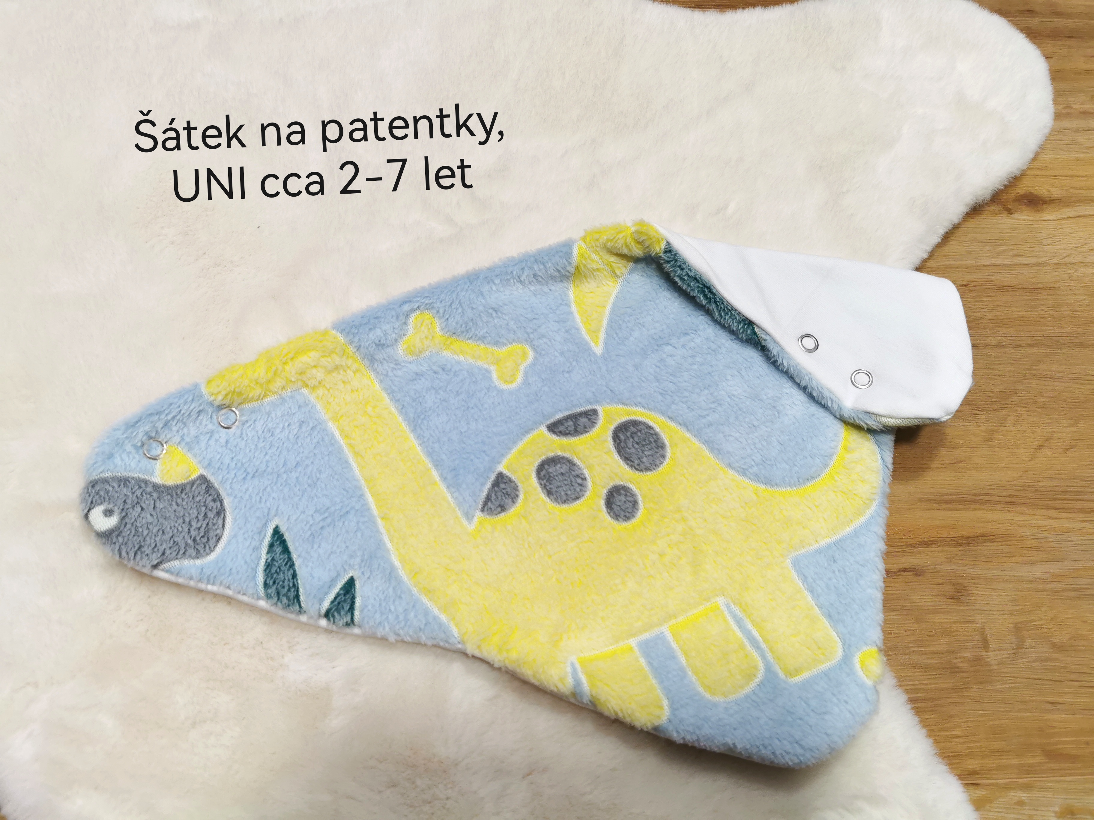 zateplený dvouvrstvý šátek na patentky - DINOSAUŘI 1, bílé podšití - UNI (cca 2-6let)