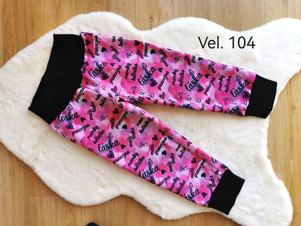 tepláky - NÁPISY HOLKA - vel.104