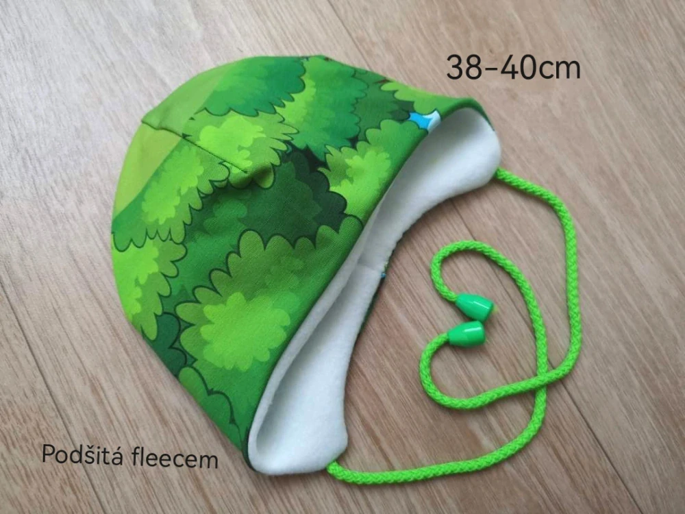 dvouvrstvá čepice s motivem stromů, zavazování na tkaničky - pro obvod 38-40cm (2-3 měsíce)