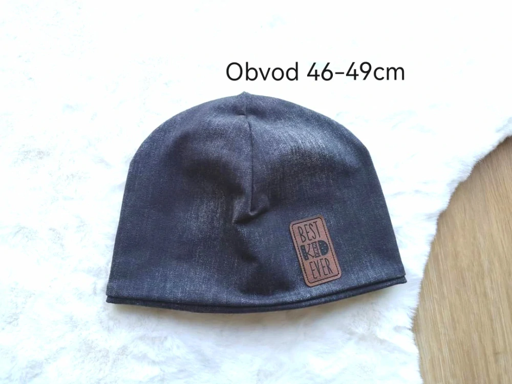 dvouvrstvá čepice černá imitace jeans s koženkovým štítkem "best kid ever" - pro obvod 46-49cm (1-3roky)