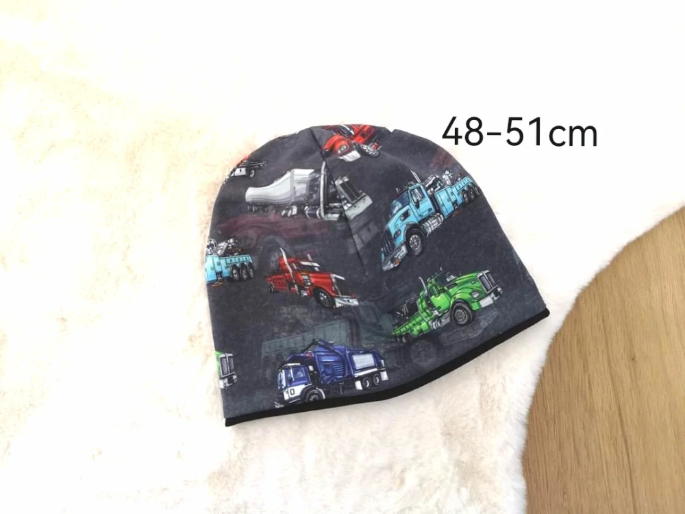 dvouvrstvá čepice s motivem kamionů - pro obvod 48-51cm (3-5let)