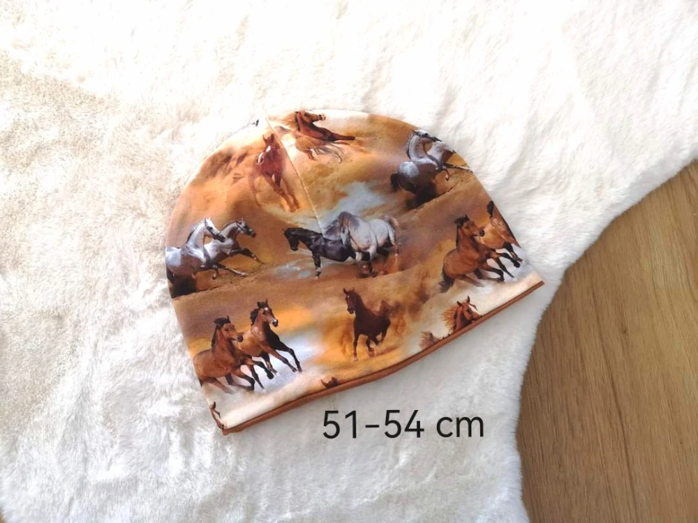 dvouvrstvá čepice s motivem koníků - pro obvod 51-54cm (6-8let)