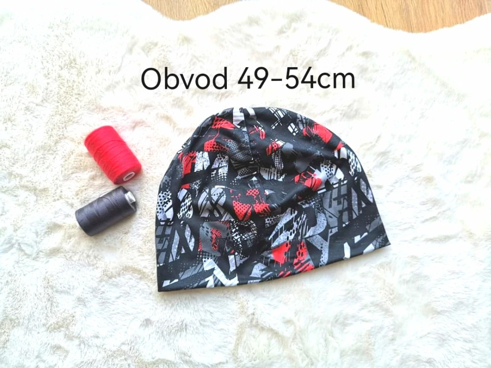 dvouvrstvá čepice červenočerné písmo - pro obvod 49-54cm (4-8let)