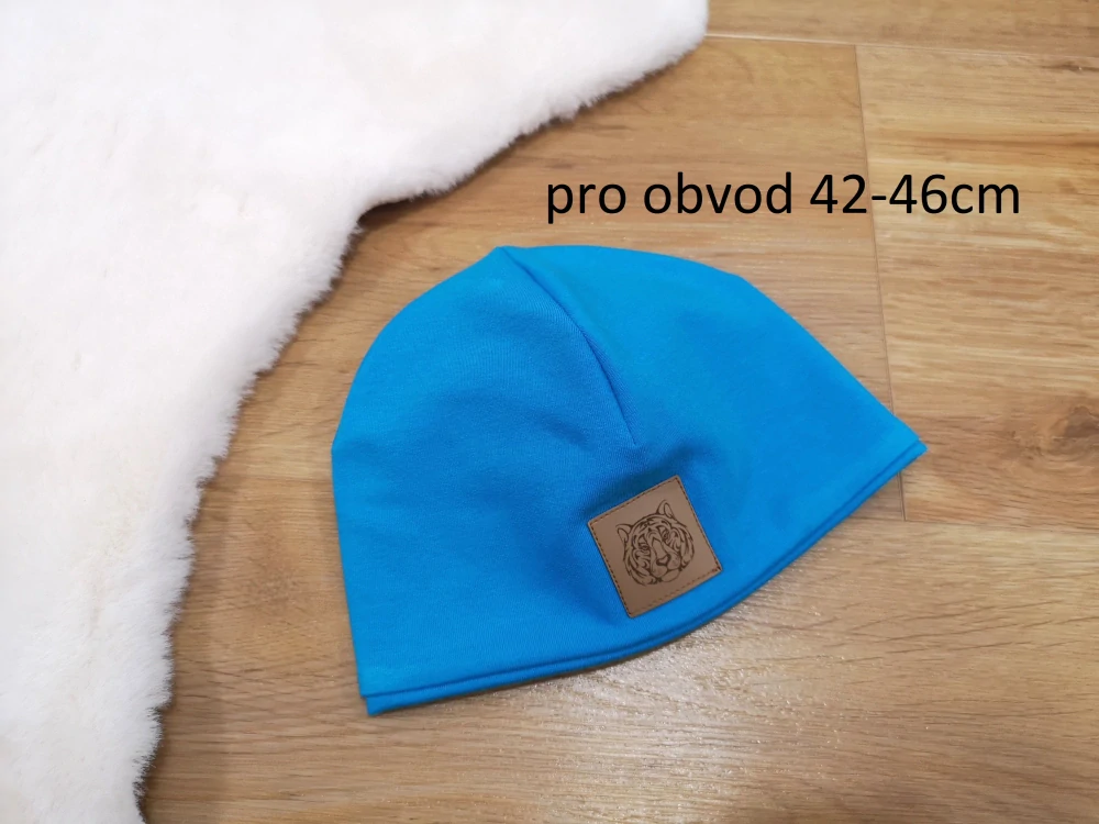dvouvrstvá čepice v odstínu tyrkysově modré s koženk.štítkem - pro obvod 42-46cm (1/2roku - 1 rok)