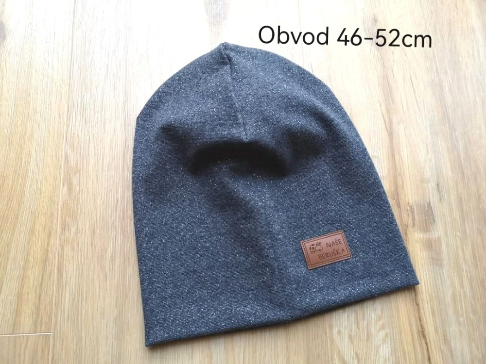 homeless dvouvrstvá čepice - TMAVĚ ŠEDÁ TŘPYTIVÁ s koženk.štítkem "naše beruška" - pro obvod 46-52cm (1-6let)