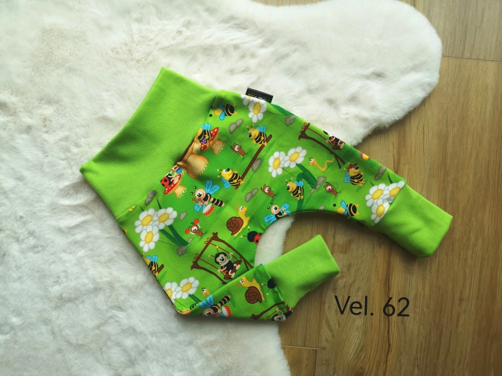 tepláčky - BERUŠKY A VČELKY, sytě zelený náplet - vel.62
