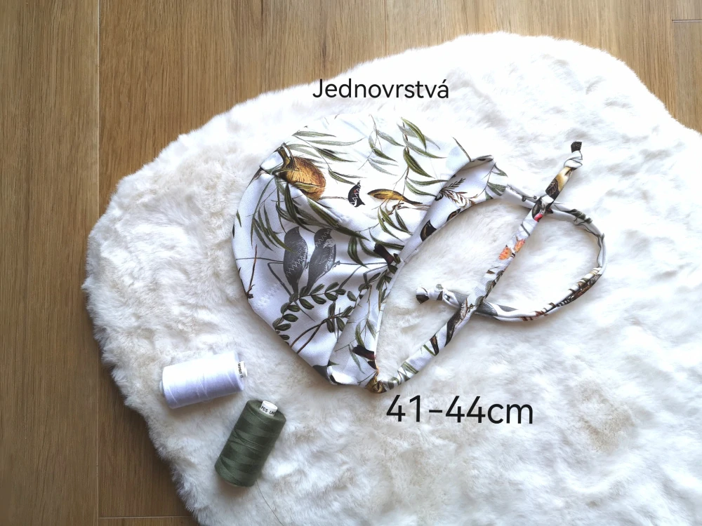 jednovrstvá čepice se šňůrkama se vzorem ptáčků - pro obvod 41-44cm (4-9 měsíců)