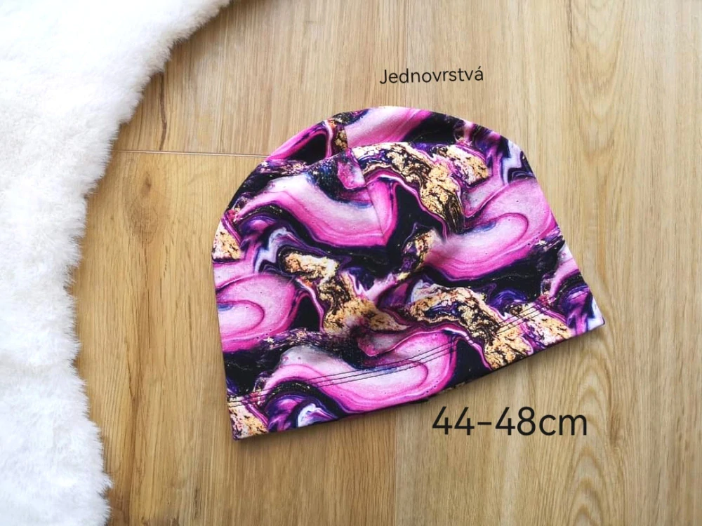jednovrstvá čepice s motivem fialového mramoru - obvod 44-48cm (1-2 roky)