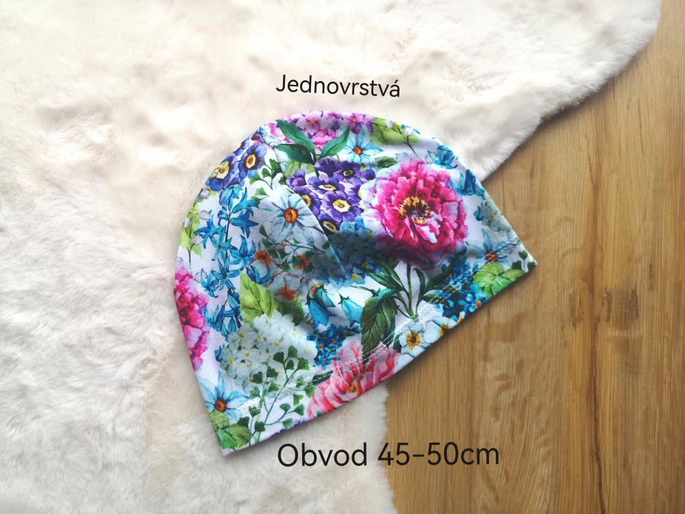 jednovrstvá čepice s kytičkami - pro obvod 45-50cm (1-4 roky)