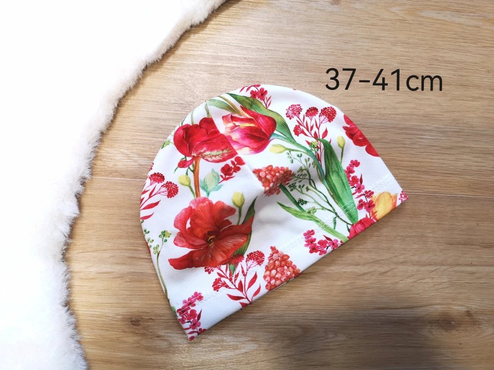 jednovrstvá čepice s červenými květy - pro obvod 37-41cm (1-4 měsíce)