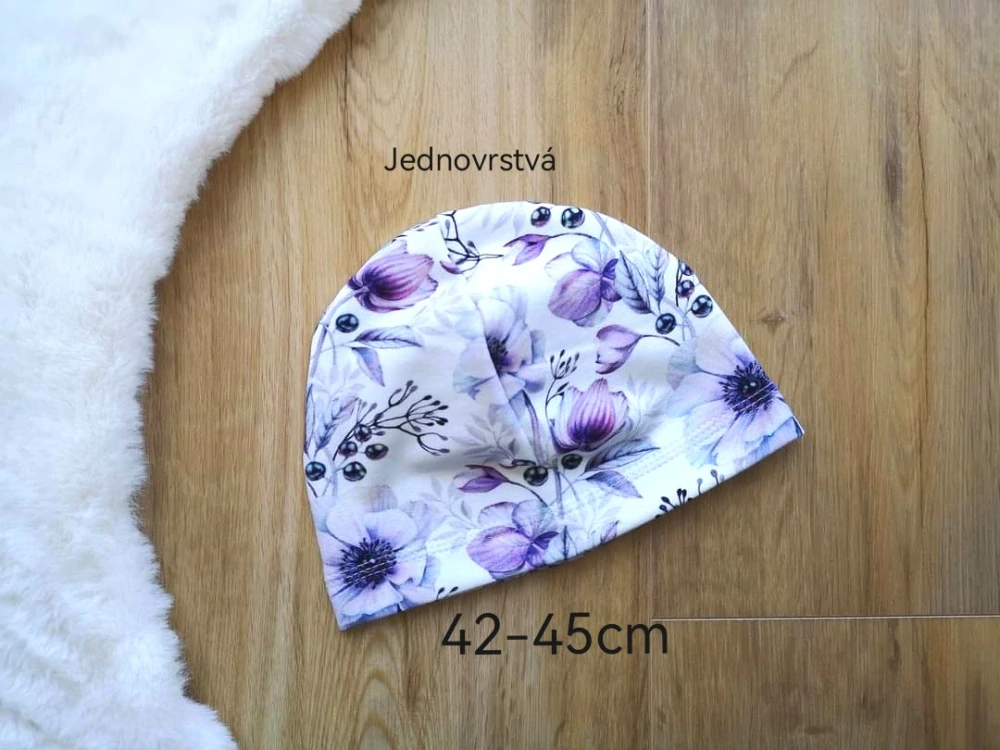 jednovrstvá čepice s fialovými květy - 42-45cm (4měsíce - 1 rok)