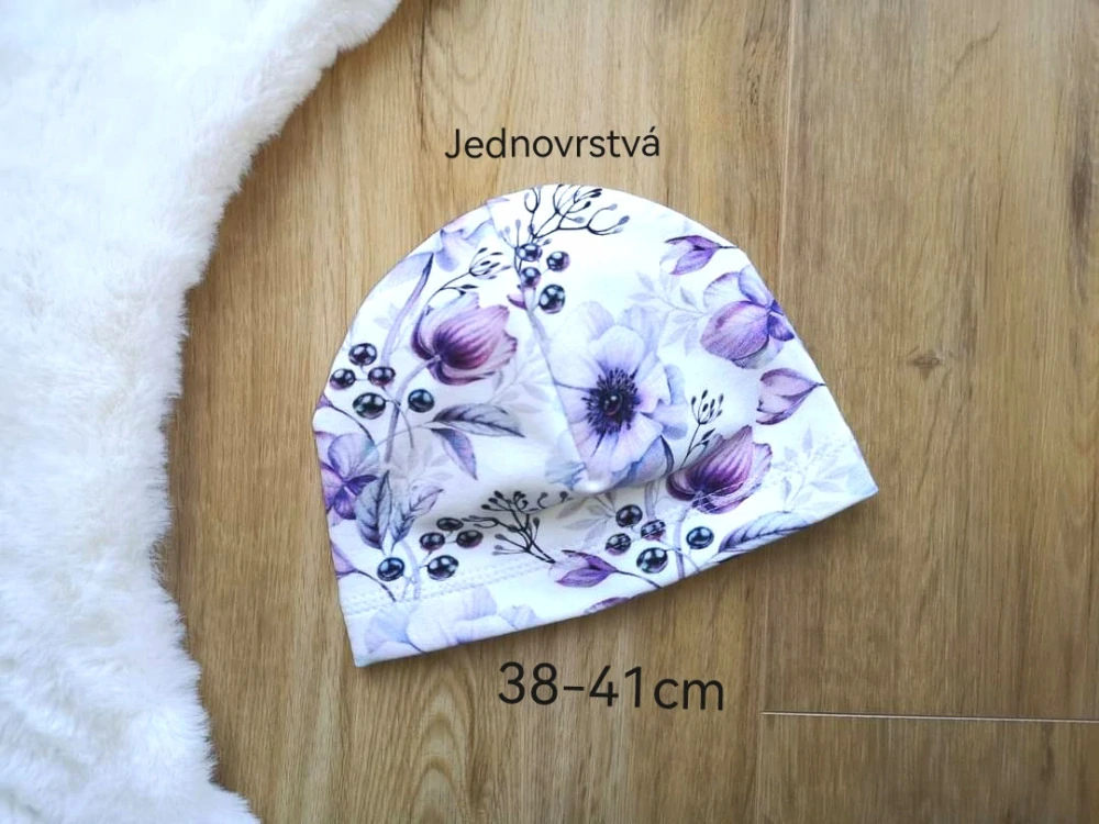 jednovrstvá čepice s fialovými květy - 38-41cm (2-4 měsíce)
