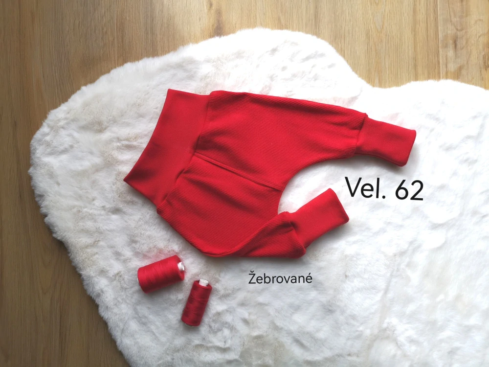 Tepláčky - ČERVENÉ ŽEBROVANÉ, červený náplet - vel. menší 62