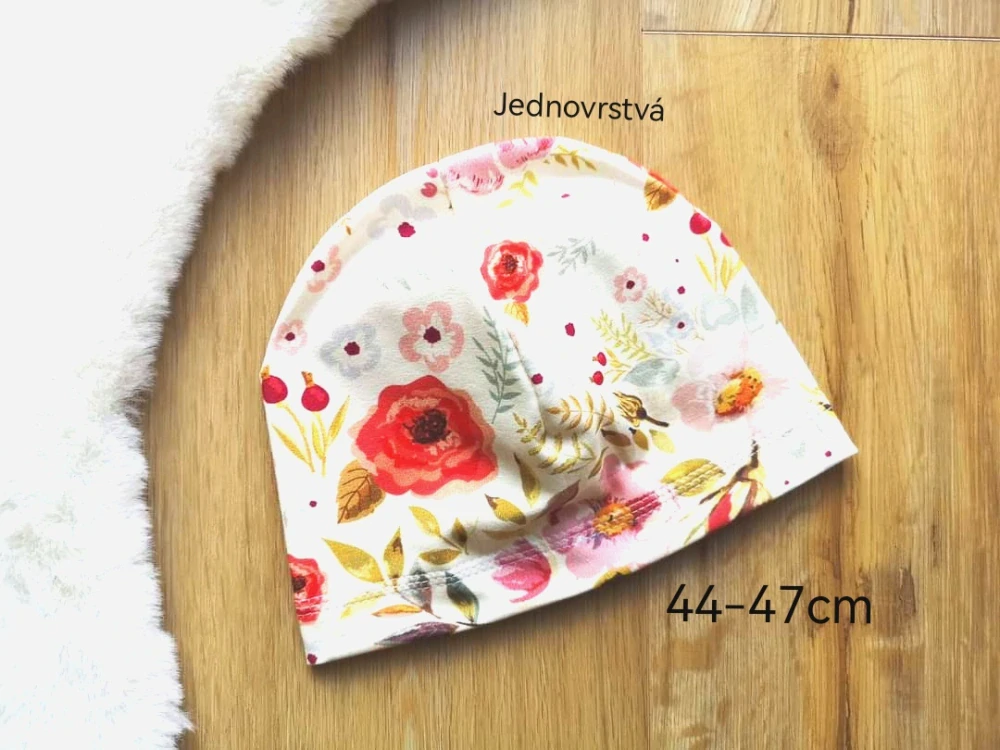 jednovrstvá čepice s motivem kytiček - 44-47cm (1-2 roky)
