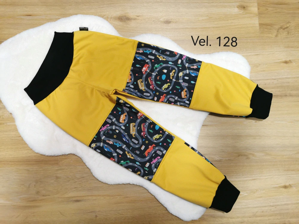 Dětské zimní softshellové kalhoty s fleecem - autíčka hořčicové - vel.128