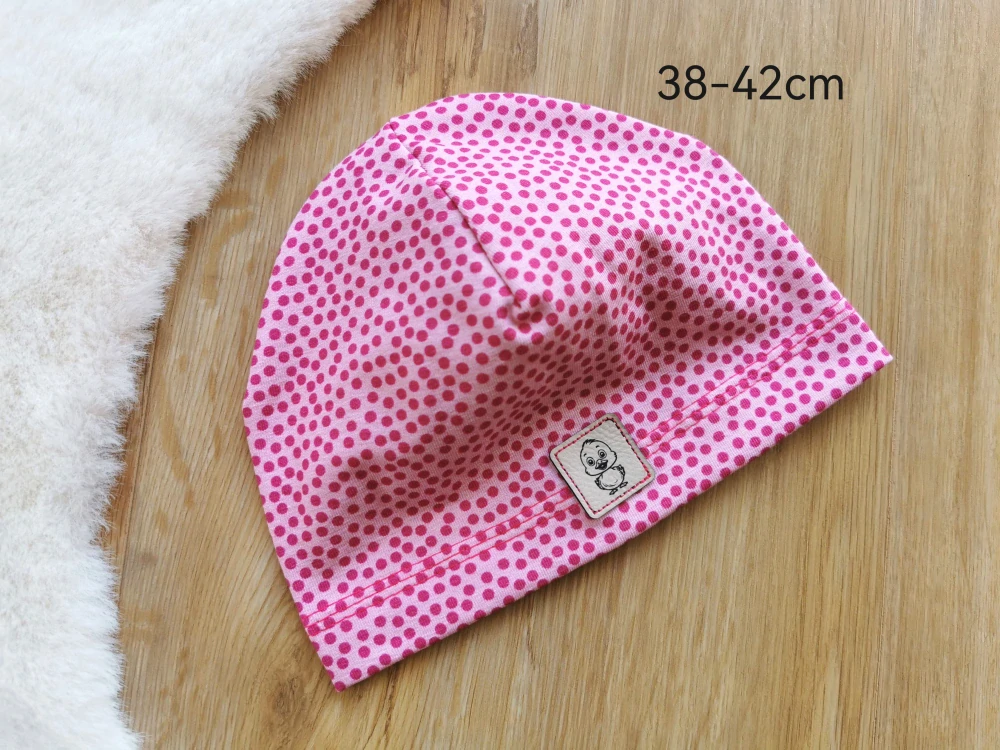 jednovrstvá čepice PUNTÍKY NA RŮŽOVÉ - obvod 38-42cm (2-5 měsíců)