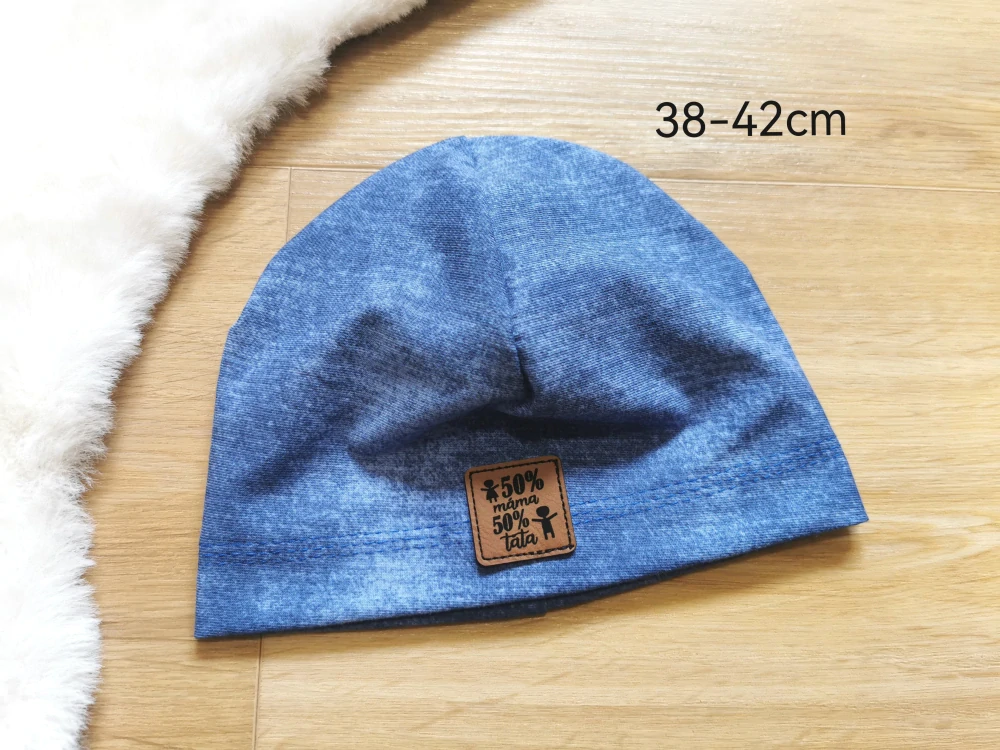 jednovrstvá čepice imitace jeans s koženk.štítkem - obvod 38-42cm (2-5měsíců)
