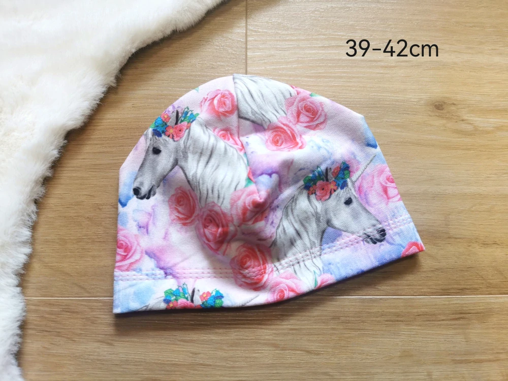 jednovrstvá čepice JEDNOROŽCI A RŮŽE - obvod 39-42cm (3-5 měsíců)