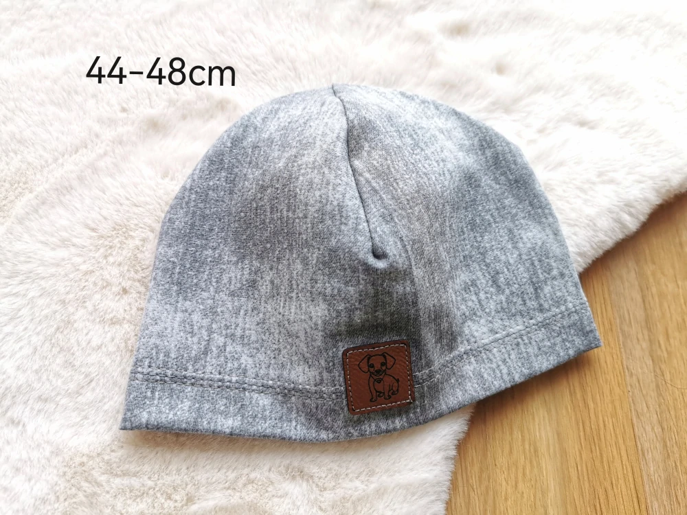jednovrstvá čepice IMITACE SVĚTLE ŠEDÁ JEANS s koženk.štítkem - pro obvod 44-48cm (1-2 roky)