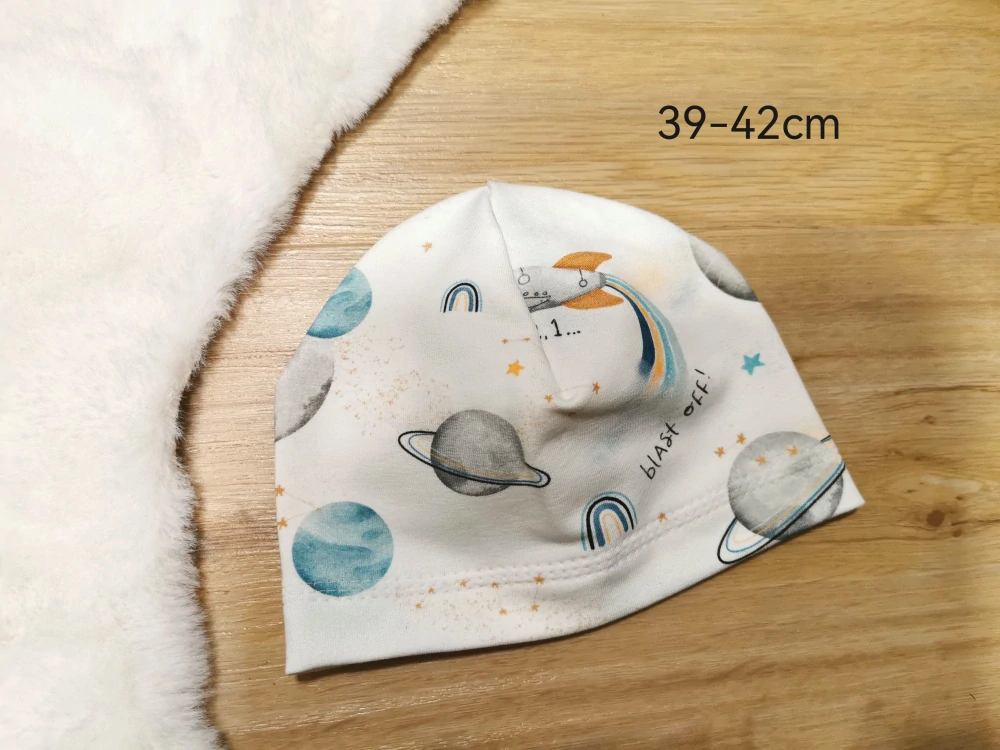 jednovrstvá čepice VESMÍR - pro obvod 39-42cm (3-5 měsíců)