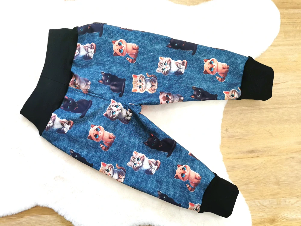 Dětské zimní softshellové kalhoty s fleecem - kočičky červené - vel.80