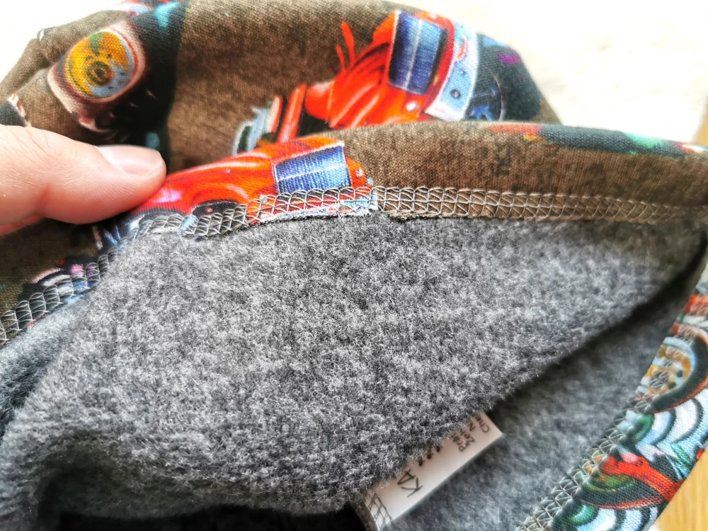 jednovrstvá teplá čepice - Monster Trucky - obvod 49-54cm (4-8let)