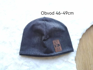dvouvrstvá čepice černá imitace jeans s koženkovým štítkem "best kid ever" - pro obvod 46-49cm (1-3roky)