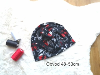 dvouvrstvá čepice červenočerné písmo - pro obvod 48-53cm (3-7let)