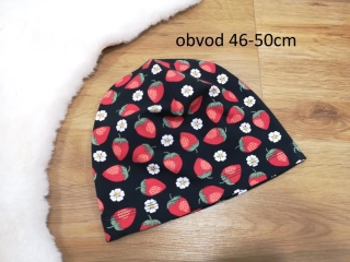 jednovrstvá čepice s motivem jahůdek - obvod 46-50cm (1-4 roky)