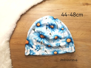 jednovrstvá čepice s motivem modrých kvítků - pro obvod 44-48cm (1-2 roky)