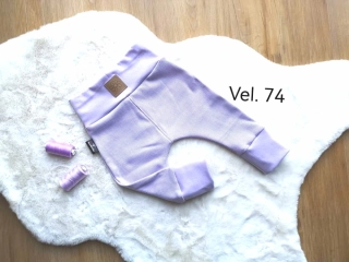 žebrované tepláčky - sv.fialové s koženk.štítkem s kytičkou - vel. menší 74
