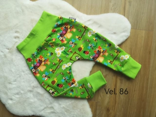 tepláky - BERUŠKY A VČELKY, sytě zelený náplet - vel.86