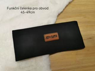 funkční černá čelenka s koženk.štítkem "jsem super" - pro obvod 45-49cm (1-3 roky)